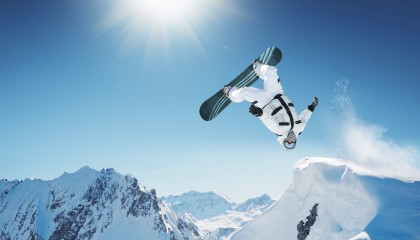 开云体育中国-F1新赛季揭幕战之夜，贝林厄姆关键制胜，赛道与绿茵的终极交响