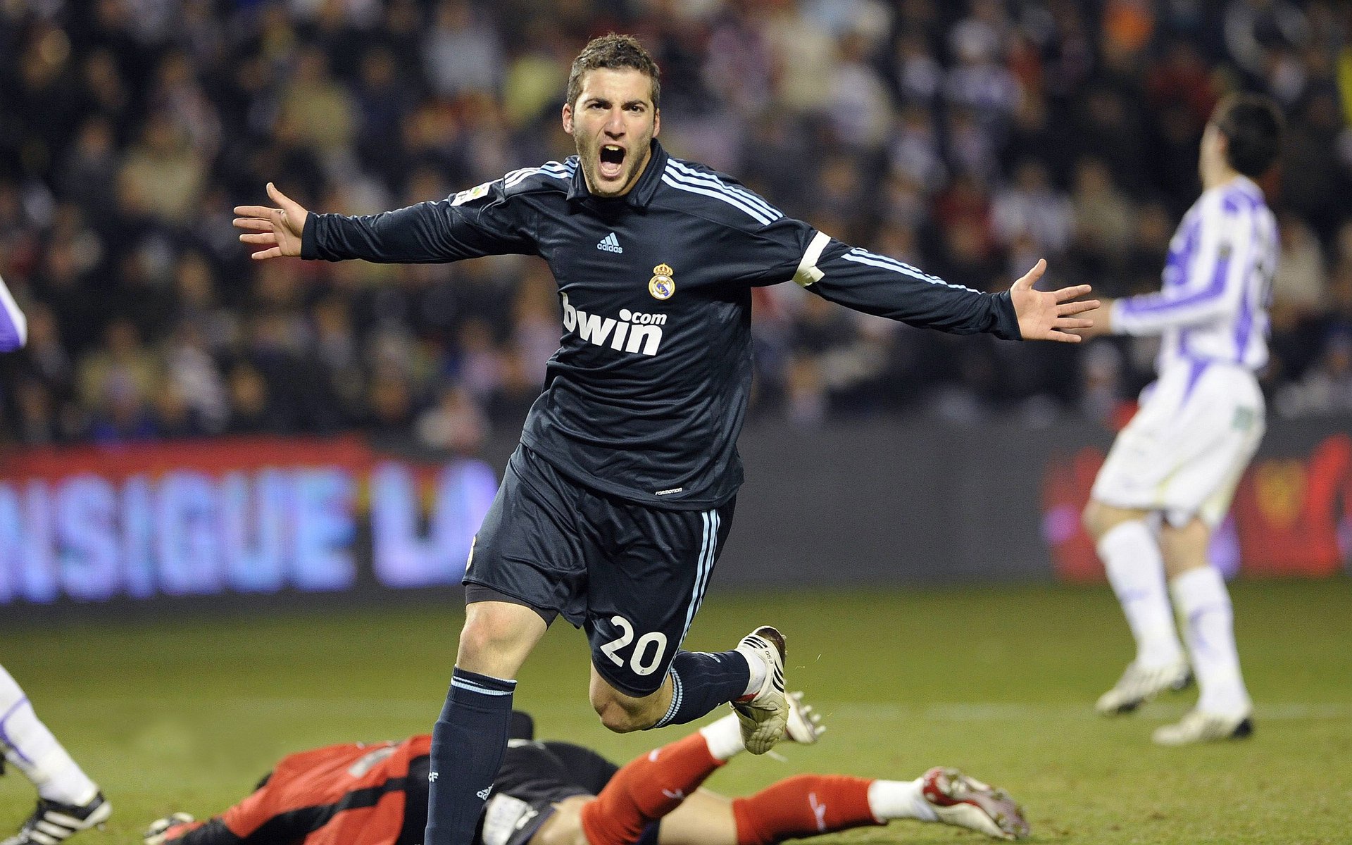 巴萨压制委内瑞拉，金玟哉在年度焦点之战接管比赛